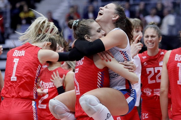 Zawodniczki reprezentacji Serbii cieszą się ze zwycięstwa w meczu półfinałowym mistrzostw świata siatkarek z Amerykankami /Tomasz Wiktor /PAP