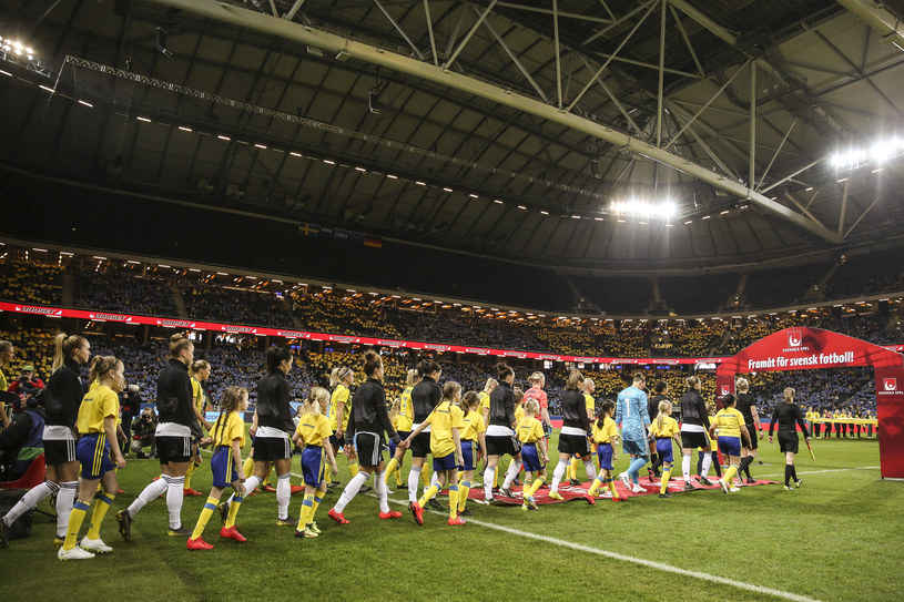 Zawodniczki Szwecji i Niemiec wychodzą na Friends Arena /MAJA HITIJ  /Getty Images
