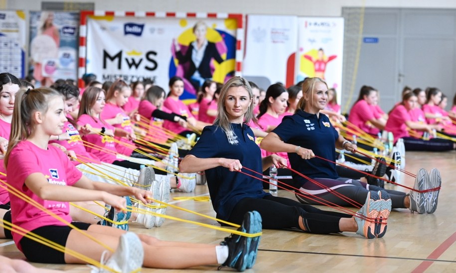Zawodniczki zaproszone przez Otylię Jędrzejczak nie ukrywały radości z faktu, że mogły się spotkać w czasie "Mistrzyń w Szkołach" z uczennicami. /fot.  Paweł Skraba /Materiały prasowe