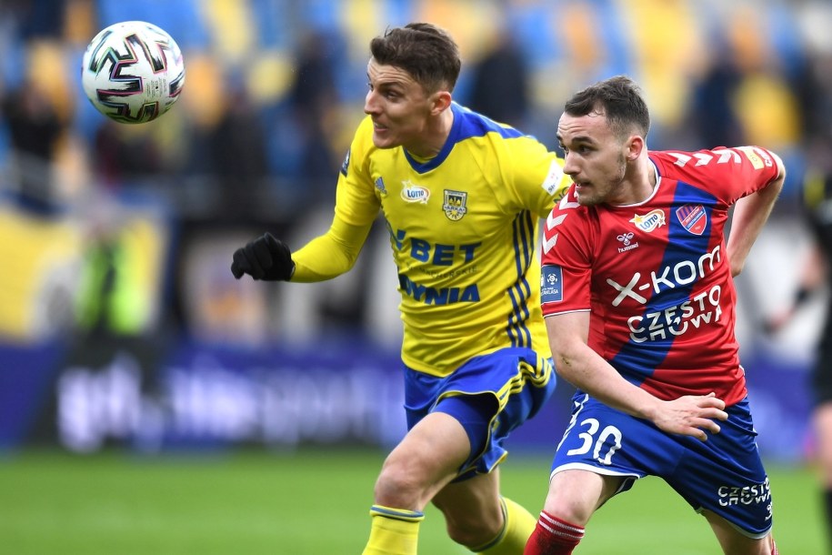 Zawodnik Arki Gdynia Damian Zbozień (L) i Miłosz Szczepański (P) z Rakowa Częstochowa /Marcin Gadomski /PAP