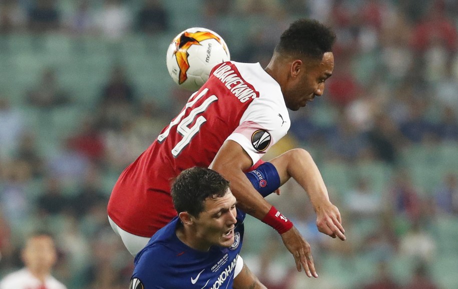 Zawodnik Arsenalu Pierre-Emerick Aubameyang (wyżej) i gracz Chelsea Andreas Christensen w meczu finału Ligi Europejskiej na Stadionie Olimpijskim w Baku /MAXIM SHIPENKOV    /PAP/EPA