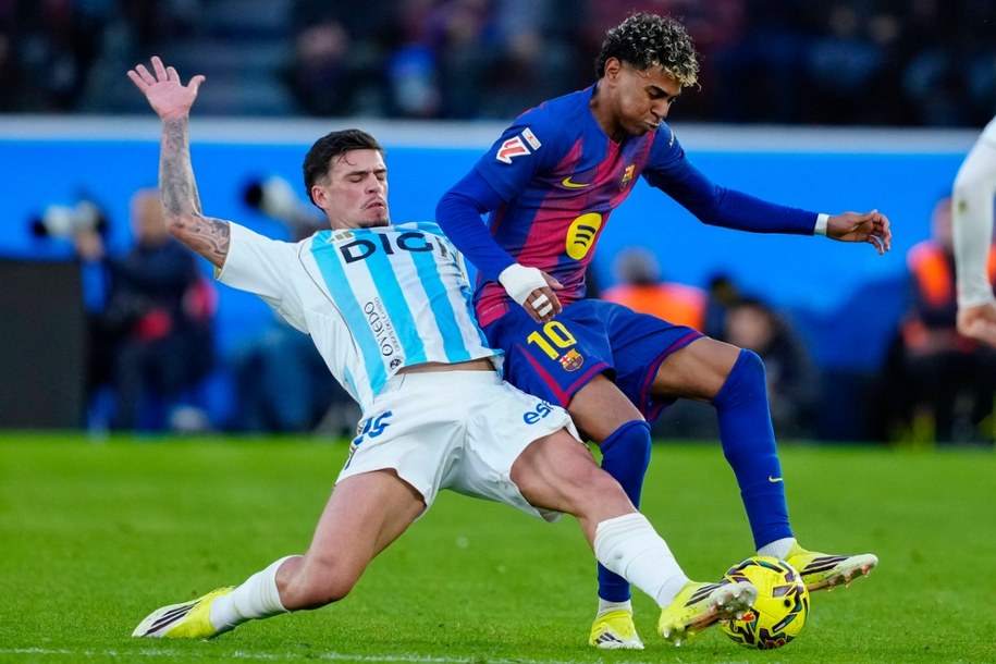 Zawodnik Barcelony Lamine Yamal (P) i zawodnik Oviedo Javi Lopez (L) podczas spotkania drużyn 25 stycznia br. /	Alejandro Garcia /PAP/EPA