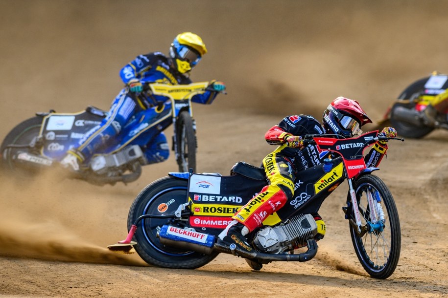 Zawodnik Betardu Sparty Wrocław Bartłomiej Kowalski (kask czerwony) oraz Wadim Tarasienko (żółty) z Bayersystem GKM Grudziądz w meczu 11. kolejki żużlowej Ekstraligi /Przemysław Karolczuk /PAP