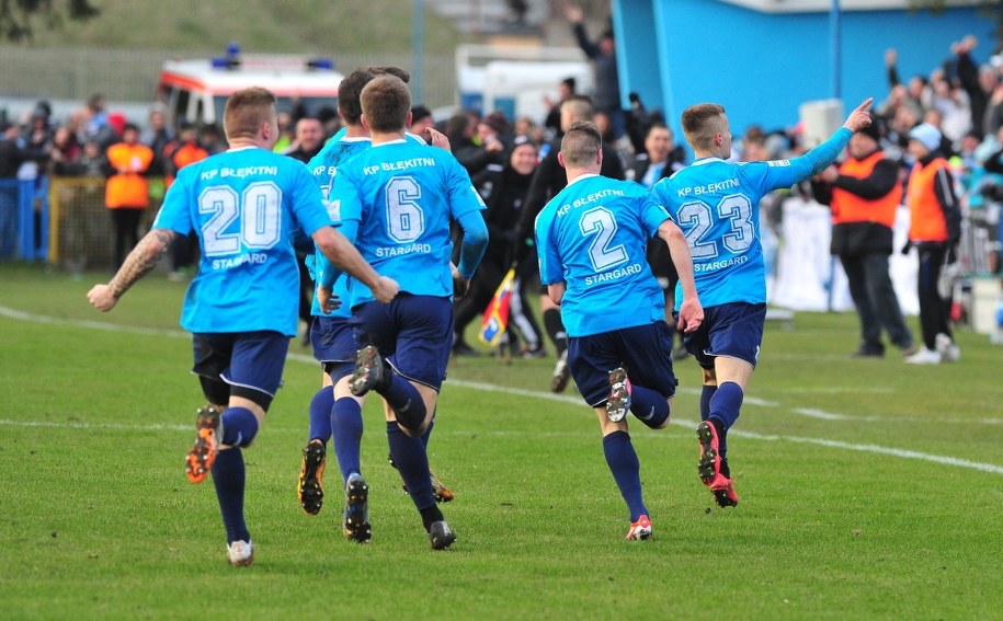 Zawodnik Błękitnych Stargard Szczeciński Łukasz Kosakiewicz (po prawej) fetuje z kolegami strzelenie bramki Lechowi Poznań /Marcin Bielecki /PAP