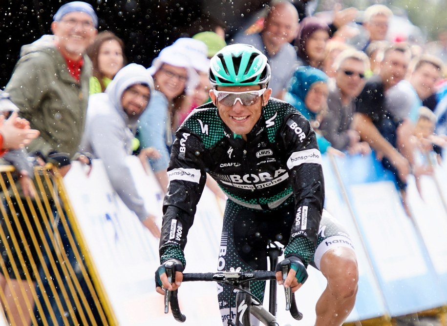 Zawodnik Bora Hansgrohe Rafał Majka na mecie wyścigu ze startu wspólnego Elity mężczyzn podczas rozgrywanych w Gdyni mistrzostw Polski w kolarstwie szosowym, 25 czerwca 2017 /Adam Warżawa /PAP