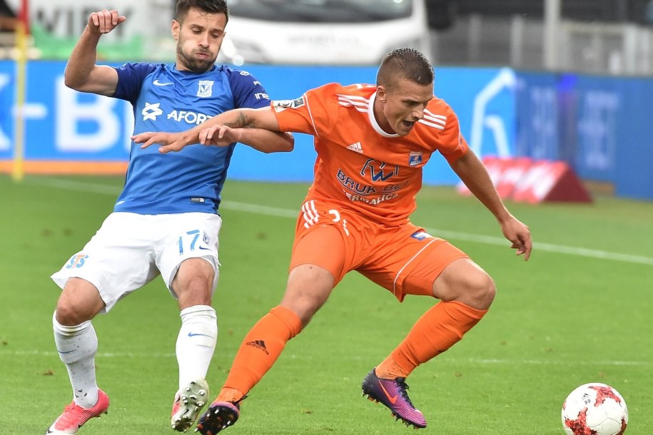 Zawodnik Bruk-Bet Termaliki Nieciecza Kamil Słaby oraz Maciej Makuszewski z Lecha Poznań /Jacek Bednarczyk /PAP