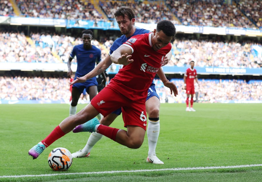 Zawodnik Chelsea Ben Chilwell (L) i Liverpoolu Trent Alexander-Arnold (R) / 	NEIL HALL /PAP/EPA