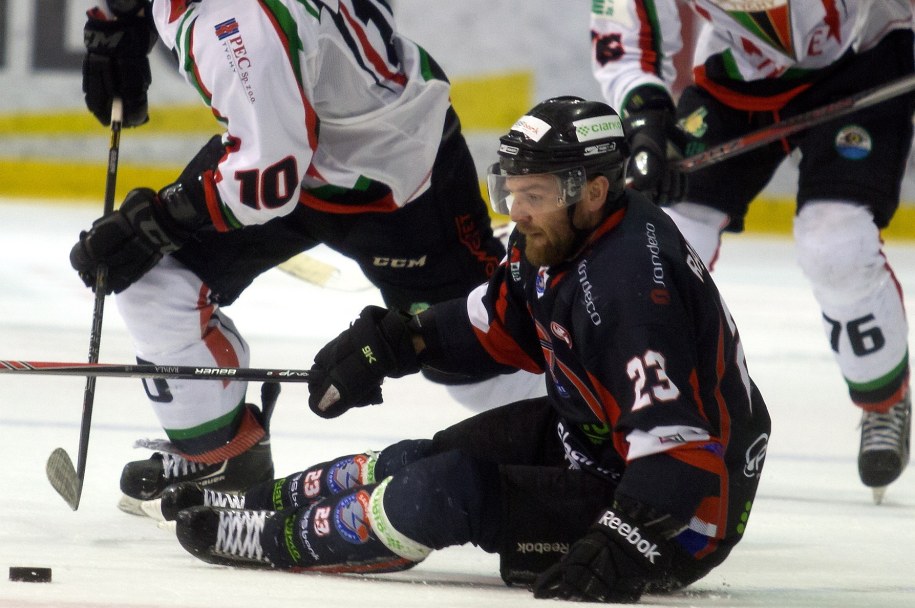Zawodnik Ciarko PBS Bank KH Sanok Bogusław Rąpała walczy o krążek /Andrzej Grygiel /PAP