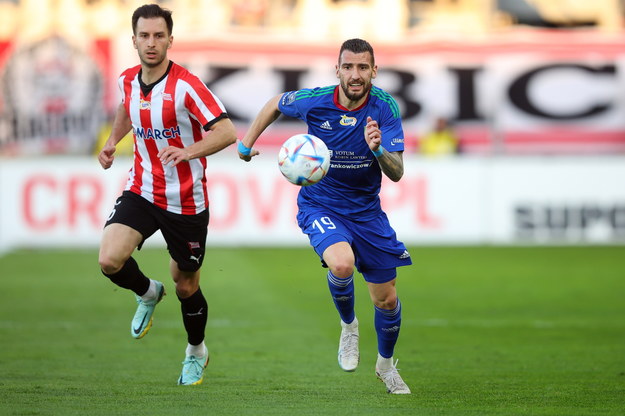 Zawodnik Cracovii Virgil Ghita (L) i Dimitar Velkovski (P) z Miedzi Legnica /	Łukasz Gągulski /PAP