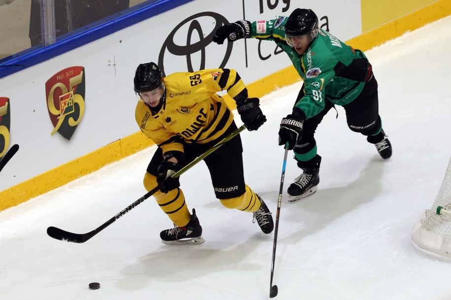 Zawodnik GKS Katowice Benjamin Sokay (L) i Jakub Martiska (P) z JKH GKS Jastrzębie podczas meczu półfinałowego hokejowego turnieju finałowego Pucharu Polski w Krynicy-Zdroju /Grzegorz Momot /PAP