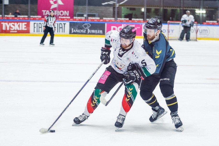 Zawodnik GKS Tychy Filip Komorski (L) i Bartosz Fraszko (P) z GKS Katowice /Zbigniew Meissner /PAP