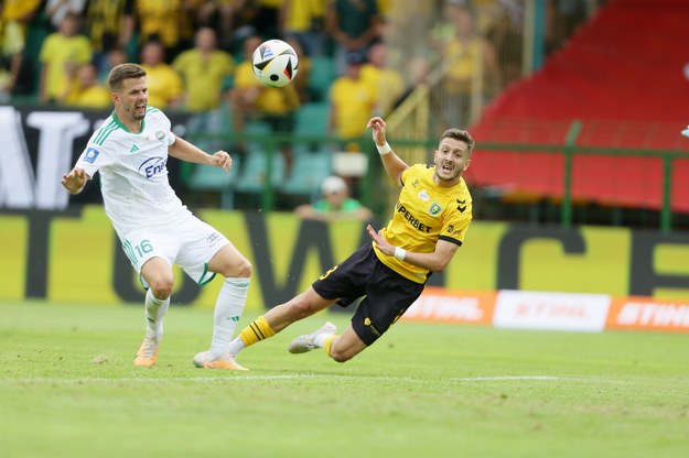 Zawodnik GKS-u Katowice Borja Galan (P) i Mateusz Cichocki (L) z Radomiaka /Jarek Praszkiewicz /PAP