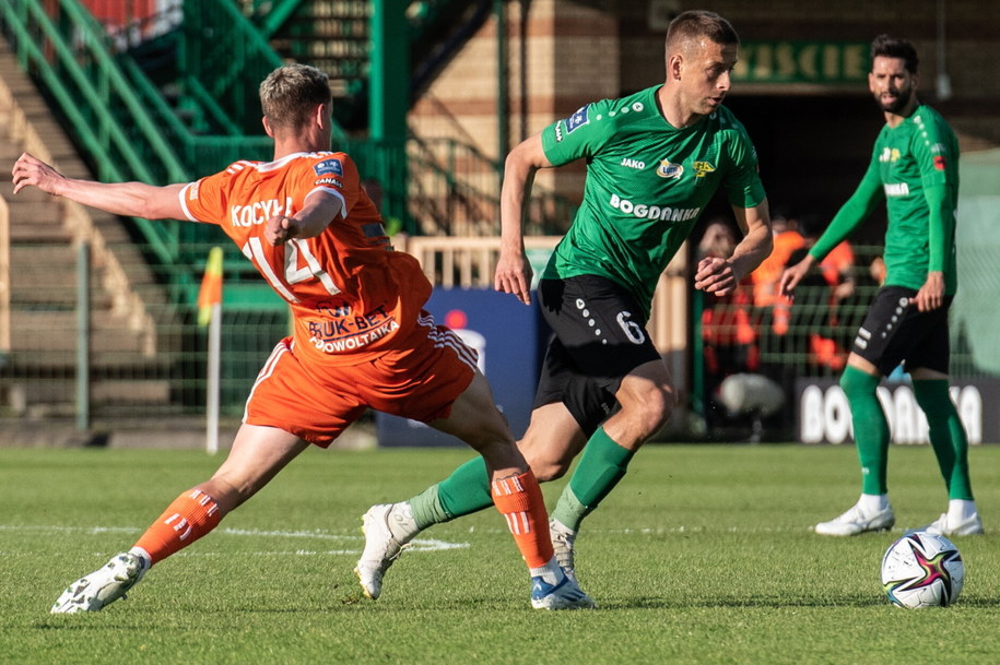 Zawodnik Górnika Łęczna Janusz Gol (C) i Dawid Kocyła (L) z Bruk-Bet Termaliki Nieciecza /Wojtek Jargiło /PAP