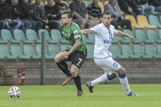 Zawodnik Górnika Łęczna Tomasz Nowak walczy o piłkę z Rafaelem Porcellis de Oliviera z Zawiszy Bydgoszcz /PAP/Wojciech Pacewicz /PAP