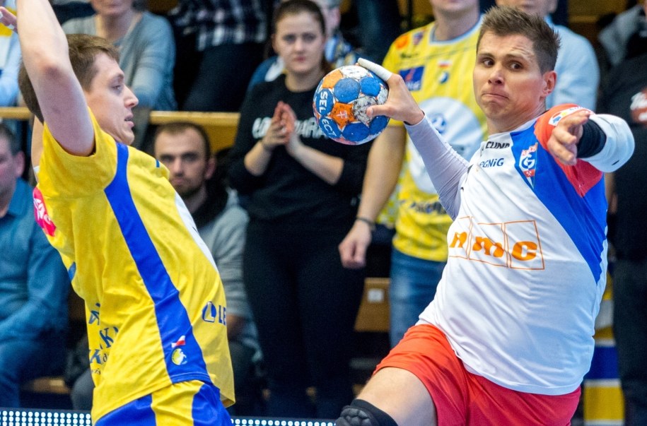 Zawodnik Górnika Zabrze Bartłomiej Tomczak (z prawej) podczas meczu z VIVE Kielce / 	Andrzej Grygiel    /PAP