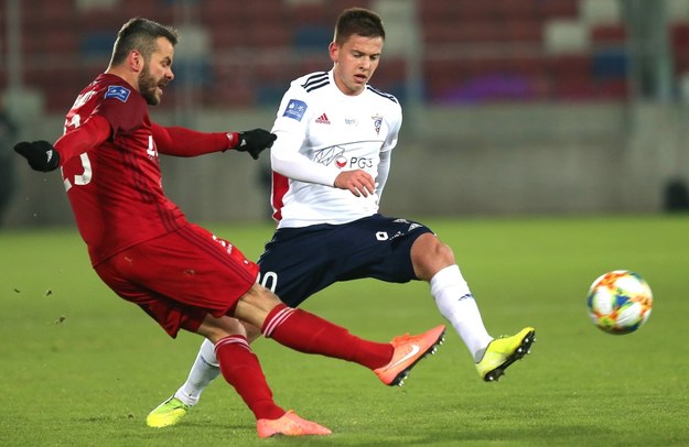 Zawodnik Górnika Zabrze Daniel Sciślak (P) i Paweł Brożek (L) z Wisły Kraków (zdj. arch.) /Andrzej  Grygiel /PAP