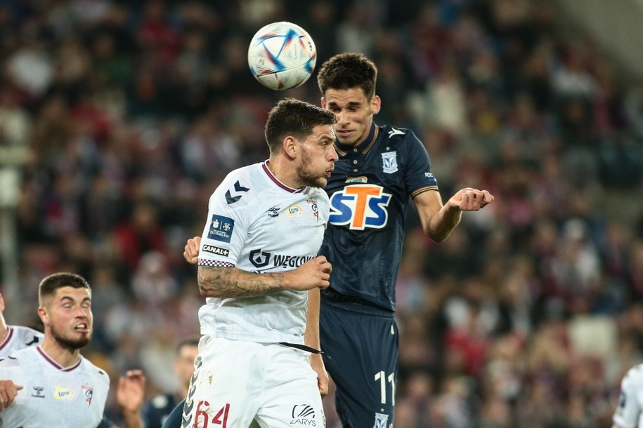 Zawodnik Górnika Zabrze Erik Janza (L) i Filip Marchwiński (P) z Lecha Poznań /Tomasz Wiktor /PAP