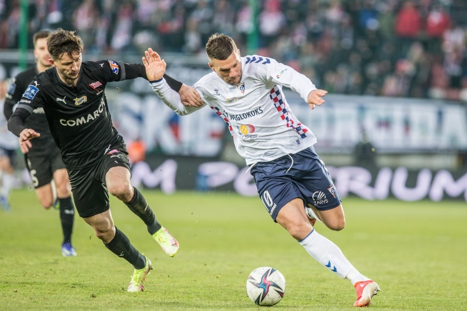 Zawodnik Górnika Zabrze Lukas Podolski i Cornel Rapa z Cracovii /Zbigniew Meissner /PAP/EPA