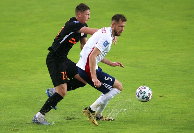 Zawodnik Górnika Zabrze Paweł Bochniewicz (P) i Bartosz Białek (L) z Zagłębia Lubin podczas meczu grupy spadkowej, 37. kolejki piłkarskiej Ekstraklasy / 	Andrzej Grygiel    /PAP