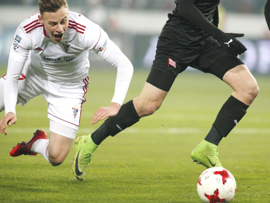 Zawodnik Górnika Zabrze Szymon Żurkowski podczas meczu piłkarskiej Ekstraklasy z Cracovią w Zabrzu /Andrzej Grygiel /PAP