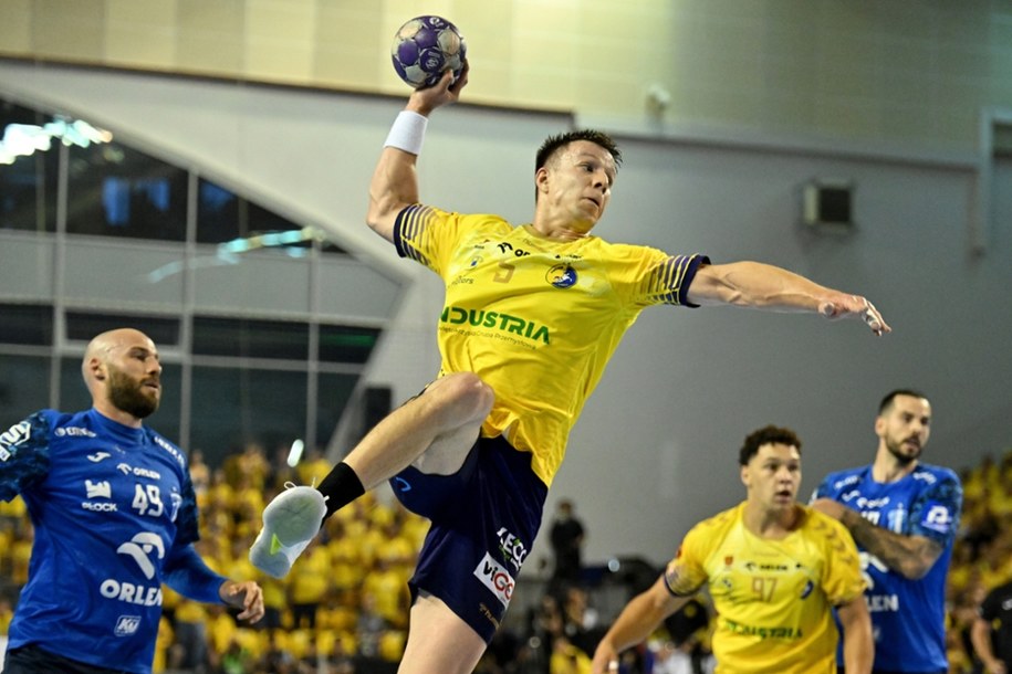 Zawodnik Industrii Kielce Michał Olejniczak (C) podczas drugiego meczu finałowego ekstraklasy piłkarzy ręcznych z Orlen Wisłą Płock /Piotr Polak /PAP