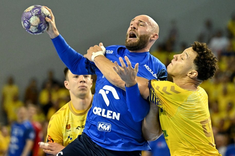 Zawodnik Industrii Kielce Theo Monar (P) i Zoltan Szita (L) z Orlen Wisły Płock podczas drugiego meczu finałowego ekstraklasy piłkarzy ręcznych /Piotr Polak /PAP