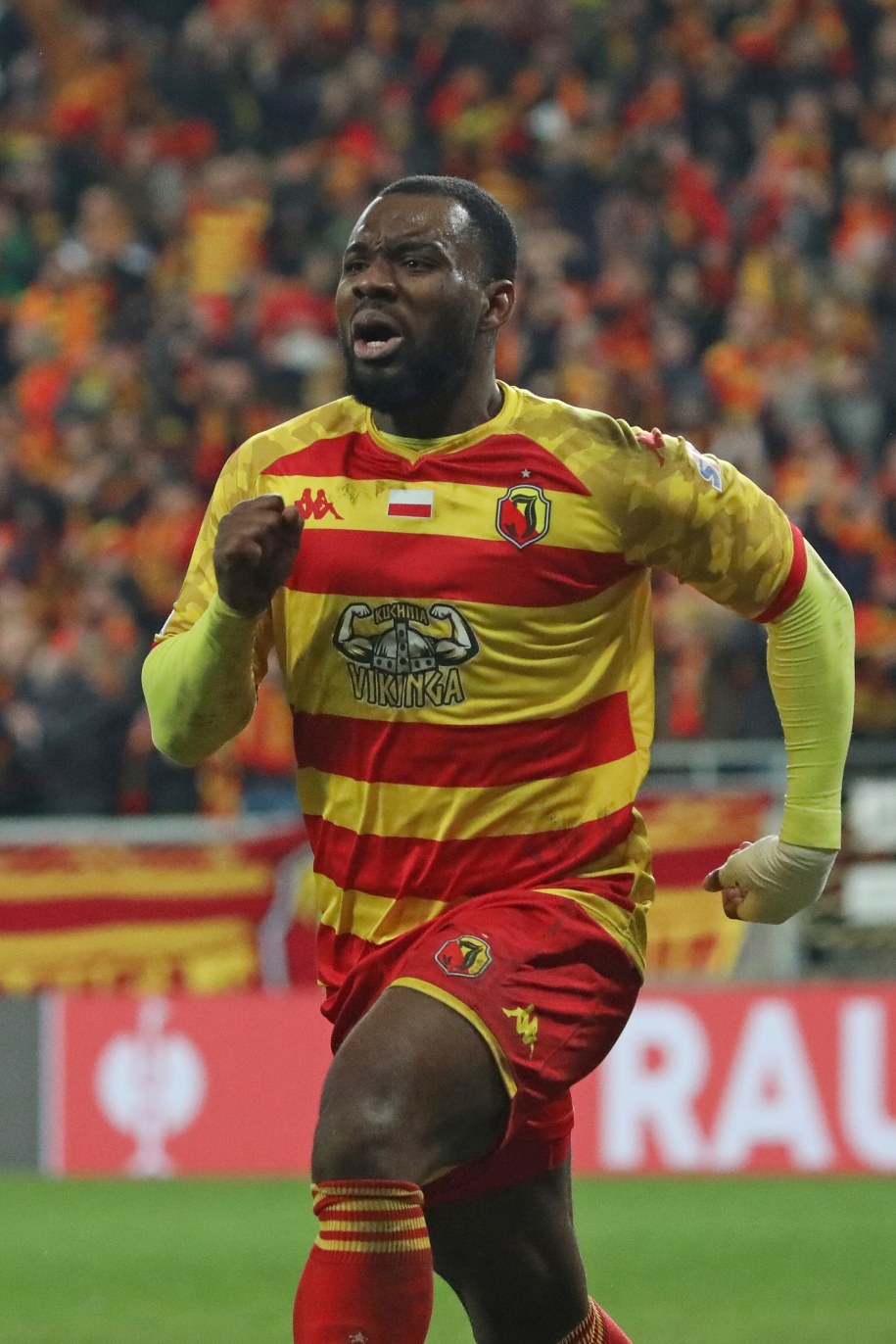 Zawodnik Jagiellonii Białystok Afimico Pululu cieszy się po bramce strzelonej na 3:0 w meczu 1/8 finału piłkarskiej Ligi Konferencji z Cercle Brugge /Artur Reszko /PAP