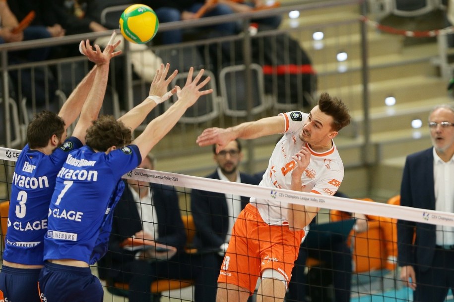 Zawodnik Jastrzębskiego Węgla Jean Patry (P) oraz Jesse Elser (L) i Josha Kunstmann (C) z SVG Luneburg podczas meczu grupy D Ligi Mistrzów siatkarzy /Jarek Praszkiewicz /PAP