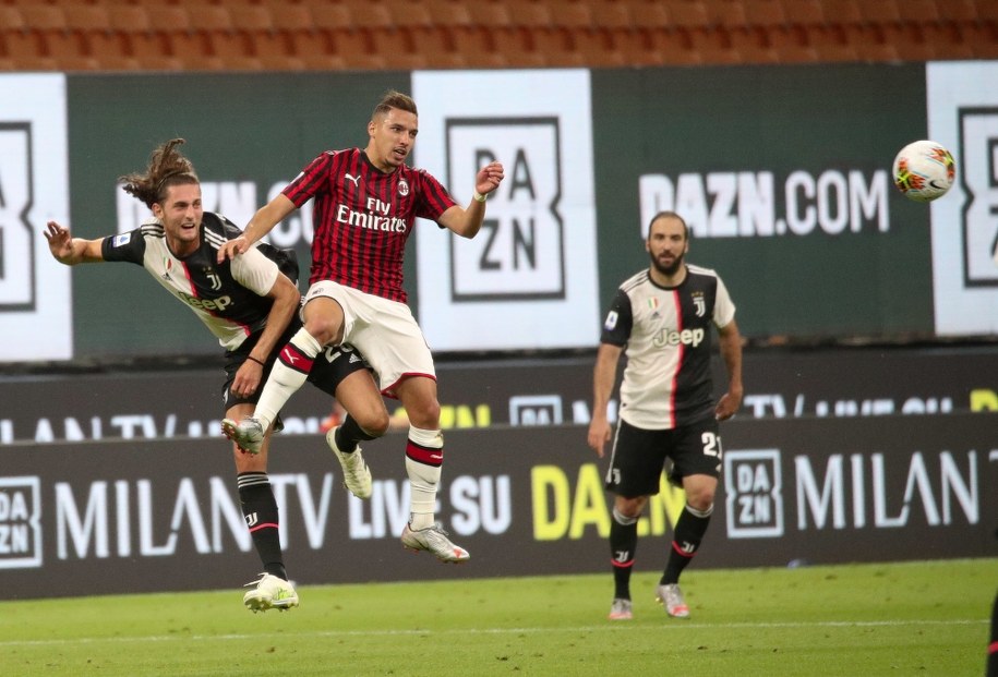 Zawodnik Juventusu Adrien Rabiot i Ismael Bennacer z Milanu w trakcie meczu Serie A na San Siro /ROBERTO BREGANI /PAP/EPA