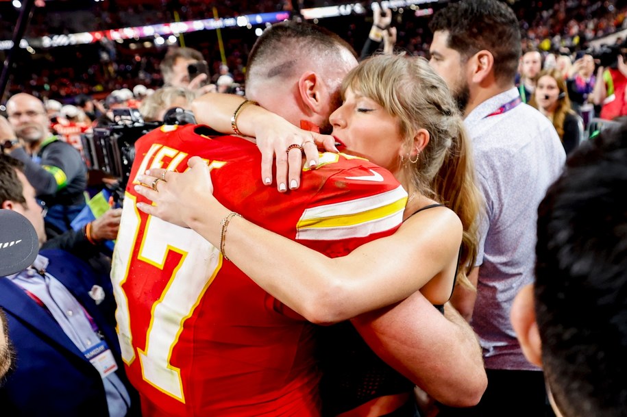 Zawodnik Kansas, Travis Kelce i jego partnerka, piosenkarka Taylor Swift /JOHN G. MABANGLO /PAP/EPA