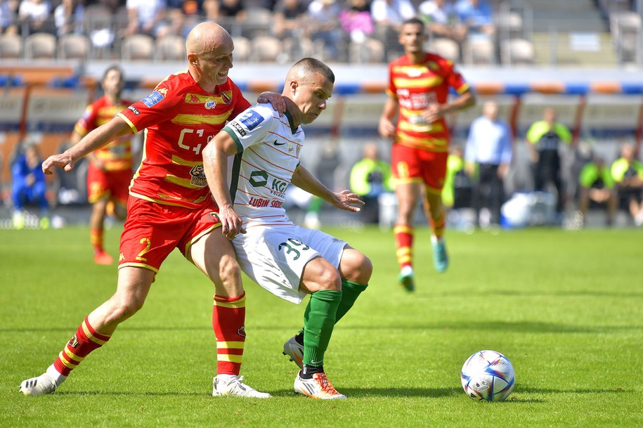 Zawodnik KGHM Zagłębia Lubin Łukasz Łakomy (C) i Michał Pazdan (L) z Jagiellonii Białystok /Sebastian Borowski /PAP