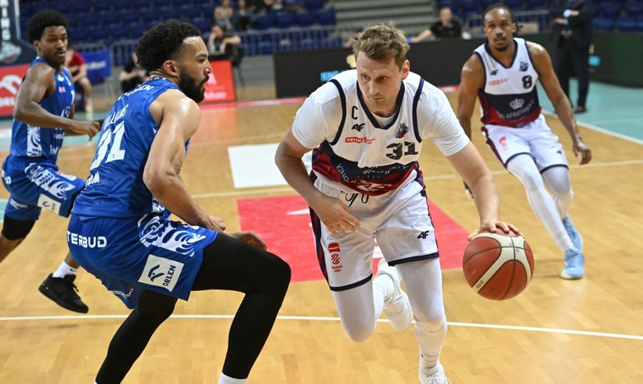 Zawodnik Kinga Szczecin Mateusz Kostrzewski (P) i Deane Williams (L) z Anwilu Włocławek w meczu 28. kolejki ekstraklasy koszykarzy (zdjęcie z 1 maja 2025 r.) /Marcin Bielecki /PAP