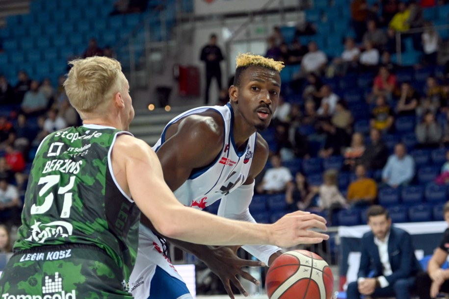 Zawodnik Kinga Szczecin Zac Cuthbertson (P) i Janis Berzins (L) z Legii /	Marcin Bielecki   /PAP