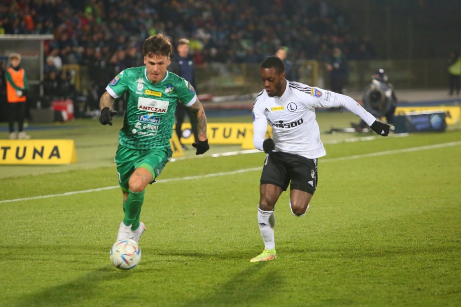 Zawodnik KKS 1925 Kalisz Jakub Głaz (L) i Makana Baku (P) z Legii Warszawa /	Tomasz Wojtasik /PAP