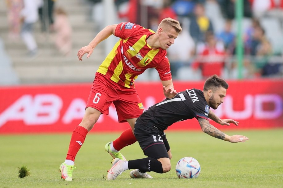 Zawodnik Korony Kielce Jacek Podgórski (L) i Sebastian Kowalczyk (P) z Pogoni Szczecin / 	Leszek Szymański    /PAP