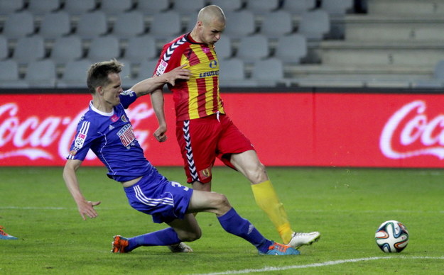 Zawodnik Korony Kielce Przemysław Trytko (P) walczy o piłkę z Csabą Horvathem (L) z Piasta Gliwice podczas meczu grupy spadkowej polskiej Ekstraklasy /PAP/Michał Walczak /PAP