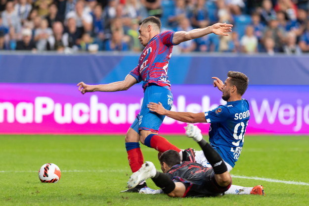 Zawodnik Lecha Artur Sobiech (P) oraz Bogdan Racovitan (L) i Vladan Kovacević (C) z Rakowa /	Jakub Kaczmarczyk   /PAP