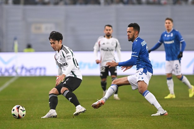 Zawodnik Lecha Poznań Alex Douglas (P) i Ryoya Morishita (L) z Legii Warszawa /	Jakub Kaczmarczyk   /PAP