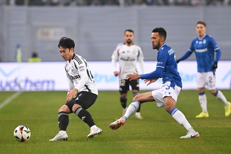 Zawodnik Lecha Poznań Alex Douglas (P) i Ryoya Morishita (L) z Legii Warszawa /	Jakub Kaczmarczyk   /PAP