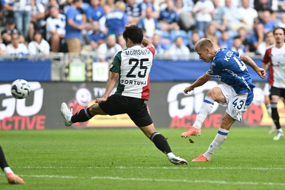 Zawodnik Lecha Poznań Antoni Kozubal (P) i Ryoya Morishita (L) z Legii Warszawa w meczu o piłkarski Superpuchar Polski /Jakub Kaczmarczyk /PAP