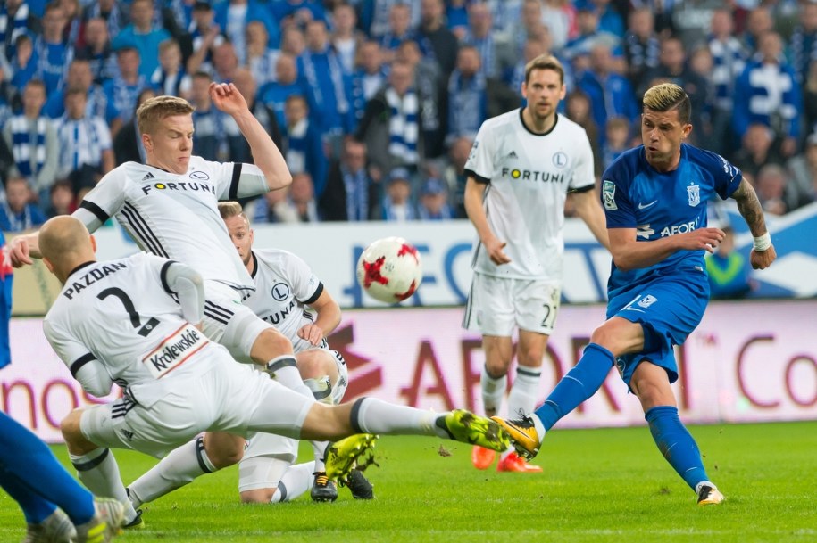 Zawodnik Lecha Poznań Darko Jevtic i Michał Pazdan z Legii Warszawa, podczas meczu 11. kolejki piłkarskiej Ekstraklasy /Jakub Kaczmarczyk /PAP