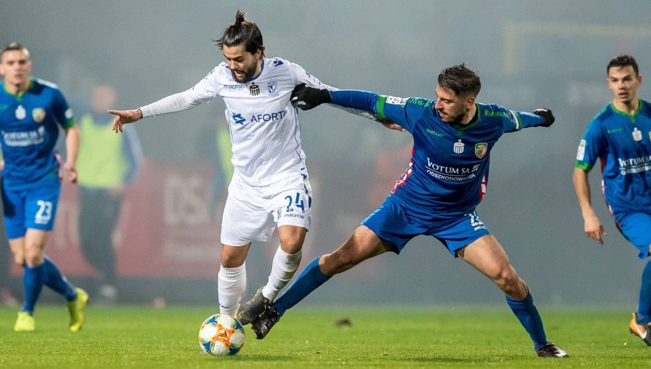 Zawodnik Lecha Poznań Joao Pedro Reis Amarel  i piłkarz Miedzi Legnica Borja Fernandez /Maciej Kulczyński /PAP