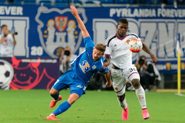 Zawodnik Lecha Poznań Karol Linetty walczy o piłkę z Breelem Embolo z FC Basel /pap/Jakub Kaczmarczyk /PAP