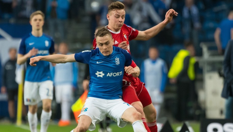 Zawodnik Lecha Poznań Maciej Gajos i Szymon Żurkowski z Górnika Zabrze /Jakub Kaczmarczyk /PAP