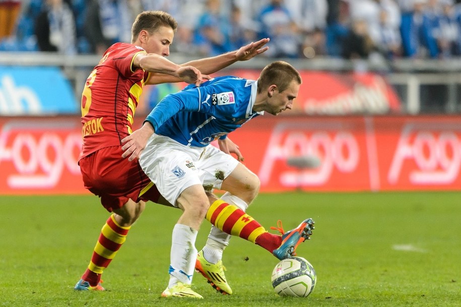 Zawodnik Lecha Poznań Szymon Pawłowski (P) walczy o piłkę z Joelem Perovuo (L) z Jagiellonii Białystok /Jakub Kaczmarczyk /PAP