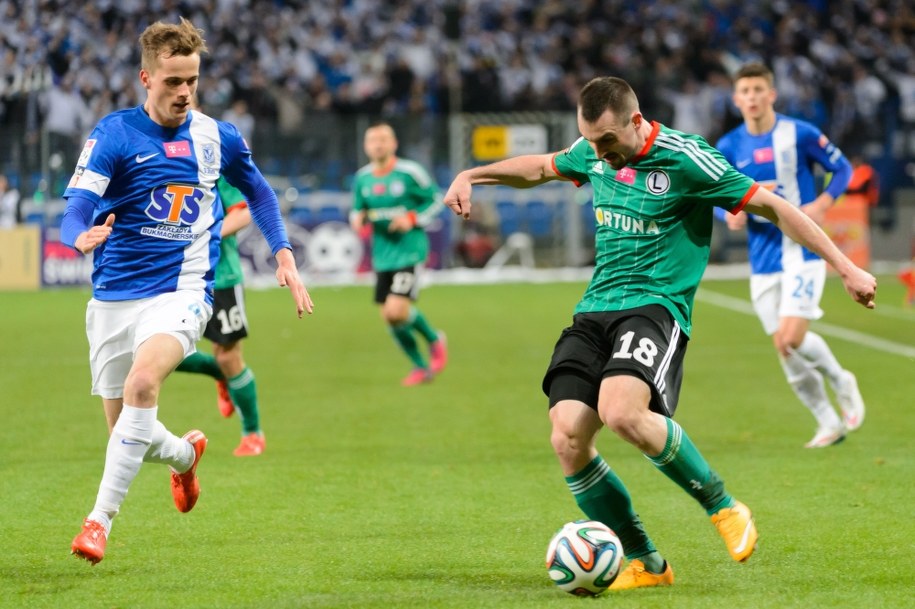 Zawodnik Lecha Poznań Tomasz Kędziora (L) obserwuje porwadzącego piłkę Michała Kucharczyka (P) z Legii Warszawa /Jakub Kaczmarczyk /PAP