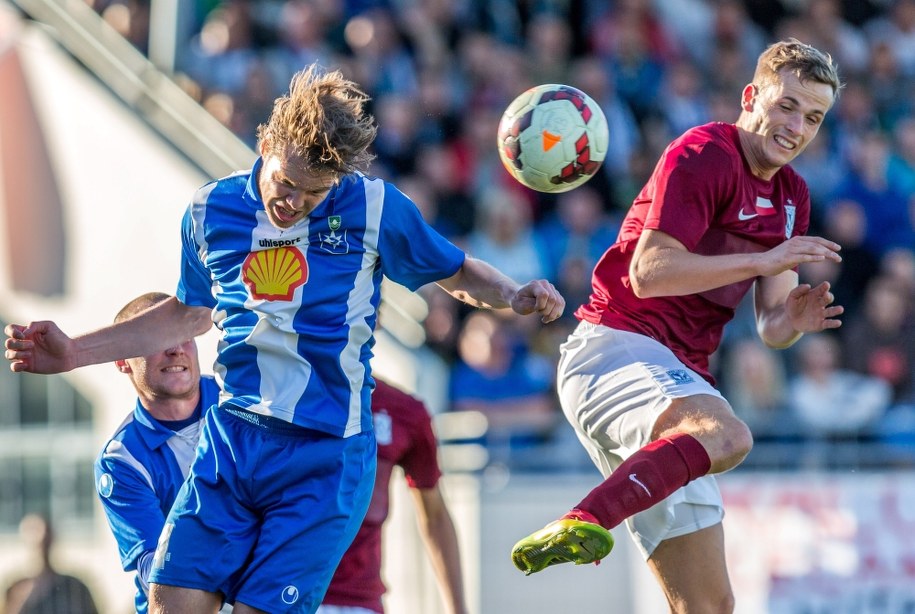 Zawodnik Lecha Poznań Tomasz Kędziora (po lewej) walczy o piłkę z Johannem Laxdalem z islandzkiego Stjarnan FC /Adam Ciereszko /PAP