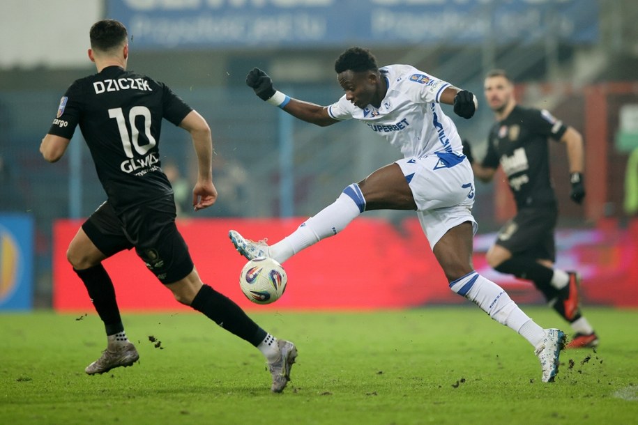 Zawodnik Lecha Poznań Yannick Agnero podczas meczu 1/8 finału piłkarskiego Pucharu Polski z Piastem Gliwice /Jarek Praszkiewicz /PAP