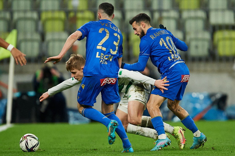 Zawodnik Lechii Gdańsk Filip Koperski (C) oraz Kristpffer Velde (L) i Dani Ramirez (P) z Lecha Poznań /Adam Warżawa /PAP