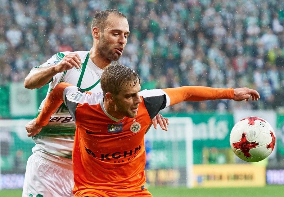 Zawodnik Lechii Gdańsk Flavio Paixao i Daniel Dziwniel z KGHM Zagłębia Lublin /Adam Warżawa /PAP